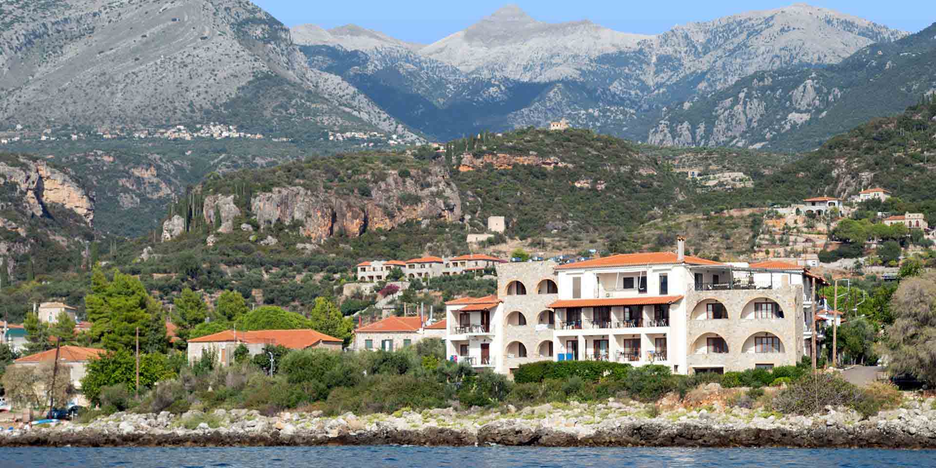 Hotel Liakoto, at the feet of the Taygetos, on the shores of the Mediterranean